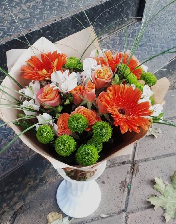 Букет цветов из: Герберы, Хризантемы, Альстромерии и Розы в Южно-Морской