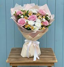 Букет цветов из:  Гвоздики, Орхидеи и Розы в Южно-Морской