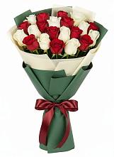 Букет Микс из красных и белых роз в Южно-Морской