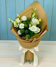 Букет цветов из:  Хризантемы и Лизиантусы в Южно-Морской