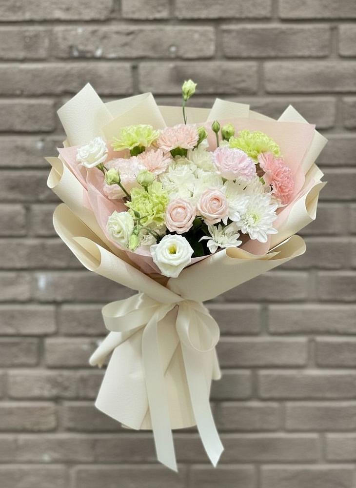 Букет цветов из: Гвоздики, Розы, Лизиантусы и Хризантемы в Южно-Морской