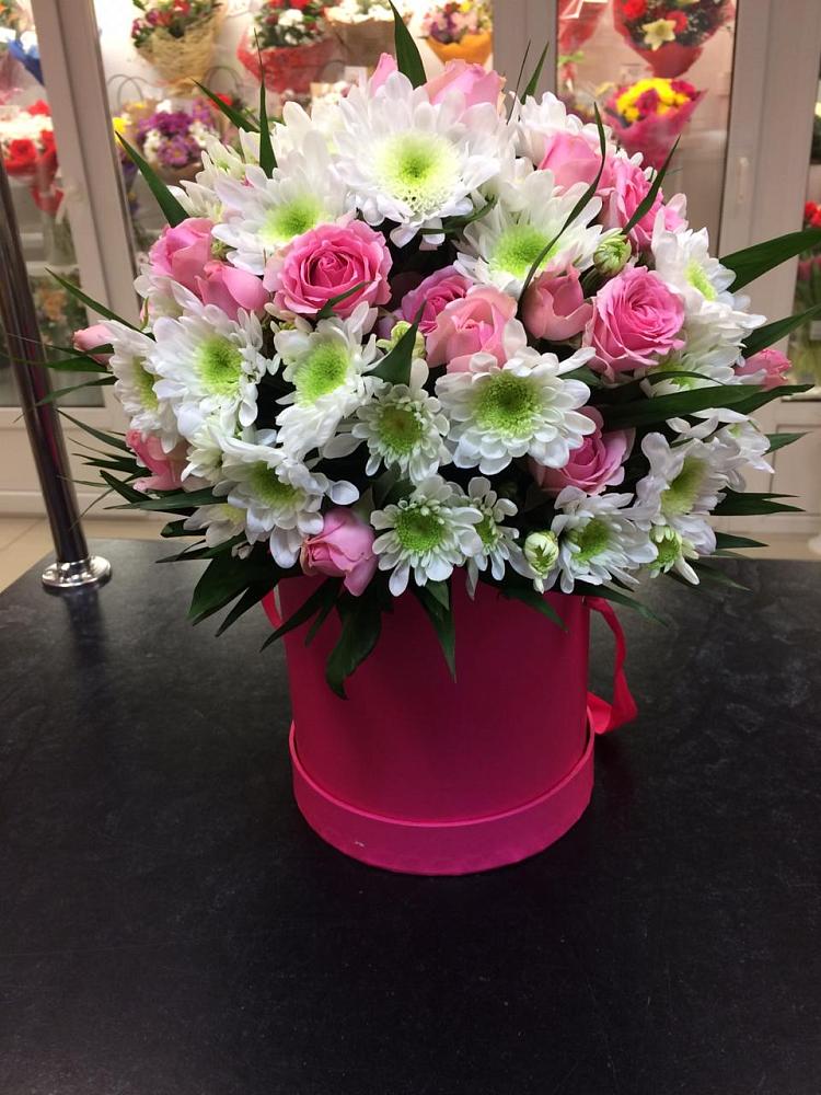 Цветочная композиция из Розы и Хризантемы в шляпной коробке в Южно-Морской