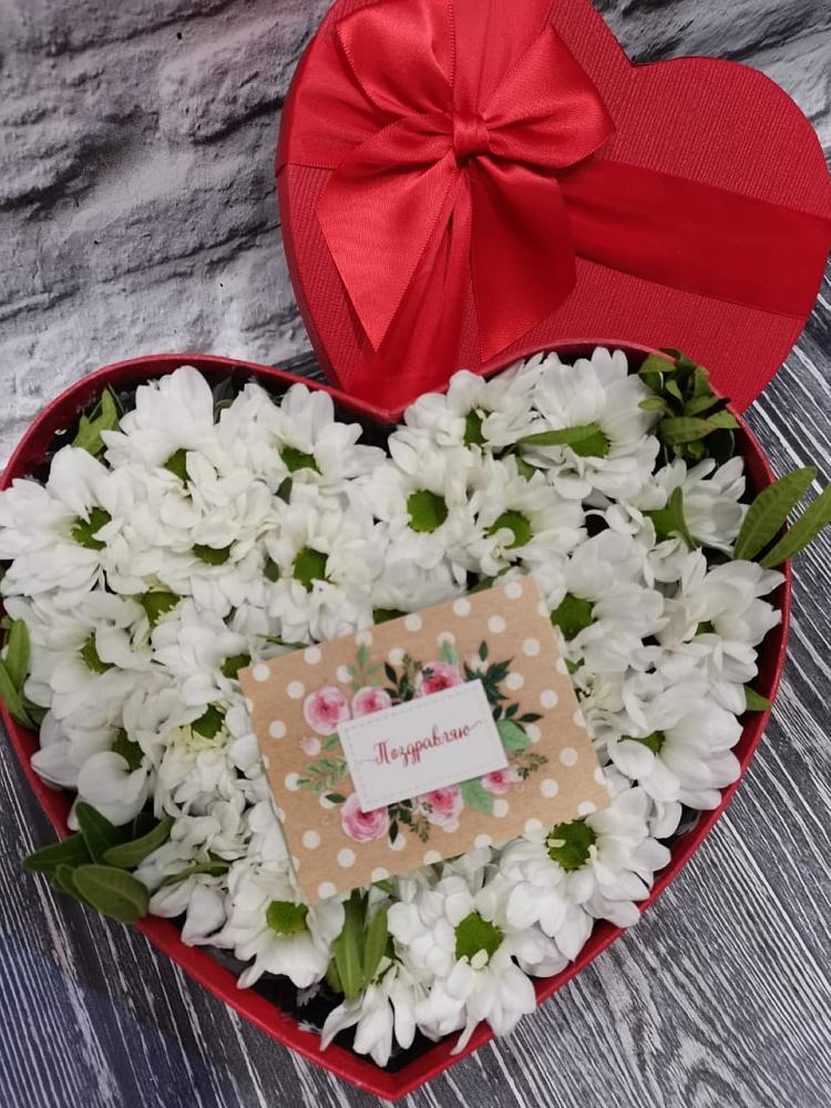 Цветочная композиция из Хризантемы в виде сердца в Южно-Морской