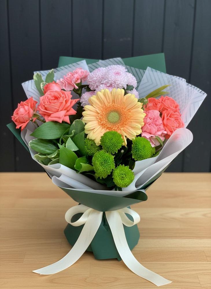Букет цветов из: Гвоздики, Розы, Герберы и Хризантемы в Южно-Морской